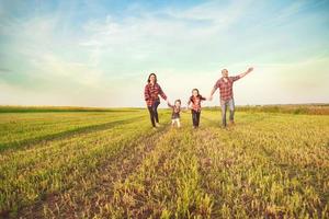 famille courir ensemble dans le domaine photo