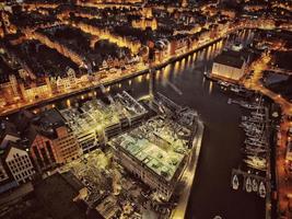 vue de dessus photo de nuit de la vieille ville de gdansk en pologne
