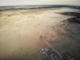 vue de dessus vue aérienne du village polonais brumeux photo