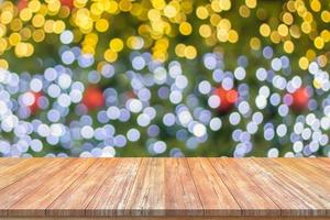 dessus de table en bois vide avec arbre de noël flou avec fond clair bokeh photo