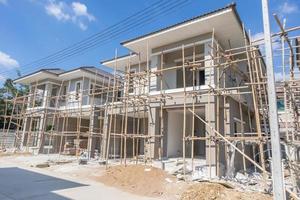 Construction d'une nouvelle maison résidentielle en cours sur le site de construction d'un lotissement photo