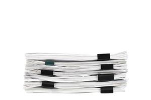 pile de papiers avec trombones, dossiers de bureau. fond blanc isolé. photo