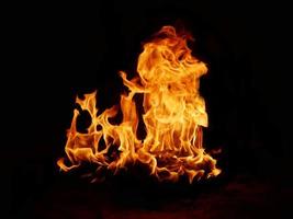 texture de flamme de flamme pour une forme étrange fond de feu viande de flamme qui est brûlée du poêle ou de la cuisson. sentiment de danger abstrait fond noir adapté aux bannières ou aux publicités. photo
