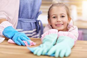 petite fille et sa maman en tabliers nettoyant la cuisine photo