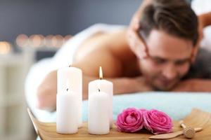 bel homme ayant un massage dans un salon de spa photo