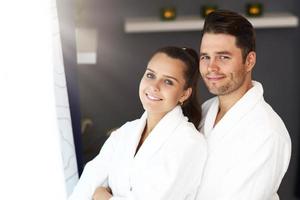 couple heureux adulte relaxant dans un salon de spa photo