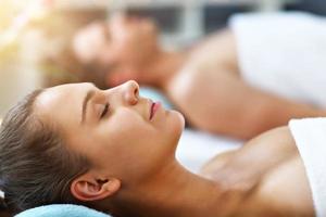 couple heureux adulte relaxant dans un salon de spa photo