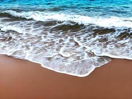 plage de sable avec des vagues qui arrivent sur le rivage. IA générative. photo