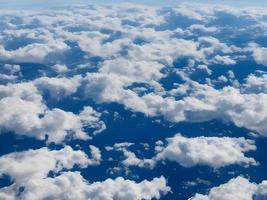 vue sur les nuages depuis le hublot d'un avion. IA générative. photo