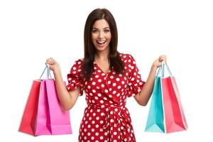 Caucasian woman holding shopping bags isolé sur fond blanc photo