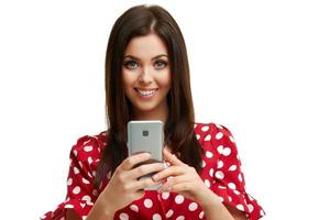 Caucasian brunette woman using smartphone isolé sur fond blanc photo