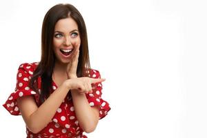 Caucasien femme brune s'amusant et souriant isolé sur fond blanc photo