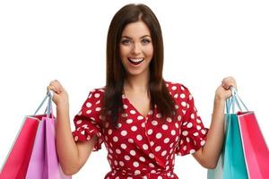 Caucasian woman holding shopping bags isolé sur fond blanc photo