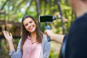 couple de touristes prenant des photos