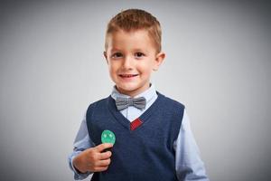 portrait d'un garçon de 4 ans posant sur blanc avec badge photo