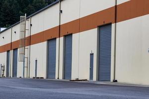 entrepôt bâtiment industriel et portes de garage