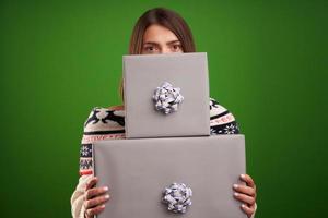 femme heureuse adulte avec un cadeau de noël sur fond vert 15770811 Photo  de stock chez Vecteezy