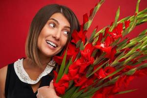 femme adulte avec des fleurs sur fond rouge photo