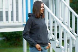 jeune femme en sweat à capuche gris. photo