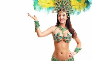 femme brésilienne posant en costume de samba sur fond blanc photo