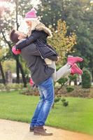 jeune couple s'amusant dans le parc photo