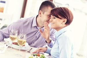 couple heureux dans un restaurant photo