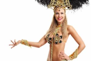 femme brésilienne posant en costume de samba sur fond blanc photo