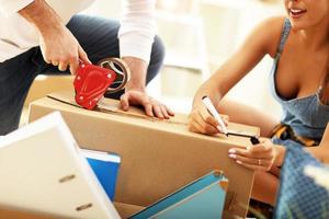 heureux couple adulte déménageant ou entrant dans une nouvelle maison photo