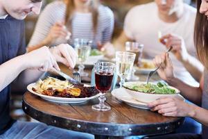 groupe d'amis profitant d'un repas au restaurant photo