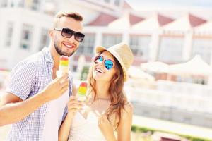 jeune couple et glace photo