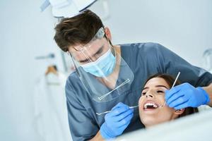 Dentiste masculin et femme au cabinet du dentiste photo