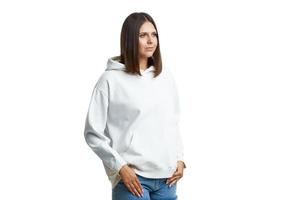 jeune femme en sweat à capuche blanc isolé photo