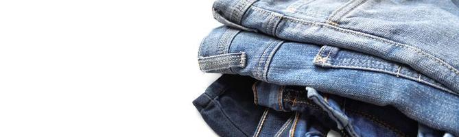 jeans en denim de différentes nuances sur fond blanc bannière avec espace de copie photo