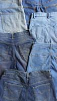 différentes nuances de bleu et tailles de paires de jeans en denim à l'arrière photo