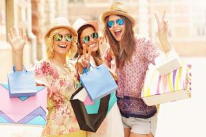 groupe d'amis heureux faisant du shopping dans la ville photo