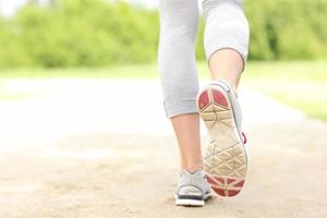 arrière des jambes du joggeur sur le chemin photo