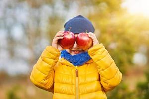 heureux enfant garçon jouant dehors en automne photo