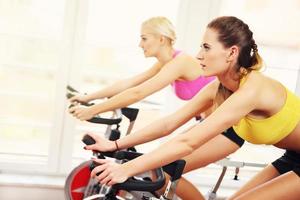 femmes sportives sur cours de spinning photo