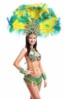 femme brésilienne posant en costume de samba sur fond blanc photo