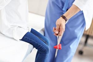 petite fille en clinique ayant un bilan de santé avec un neurologue photo