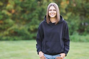 jeune femme en sweat à capuche noir. photo