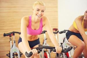 femme sportive sur cours de spinning photo