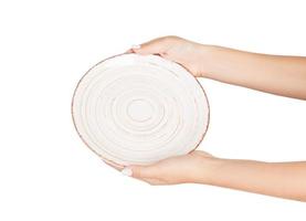 une assiette de cuisine blanche sur la main humaine. vue en perspective, isolé sur fond blanc photo