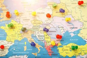 les boutons multicolores indiquent l'emplacement et les coordonnées de votre destination sur la carte du pays photo