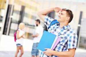 bel étudiant regardant vers la gauche sur le campus photo