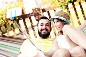 couple heureux s'amusant à l'extérieur en été photo