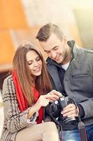 jeune couple romantique avec caméra photo