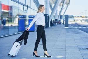 Passagère adulte à l'aéroport photo