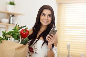 portrait, de, sourire, jeune, femme au foyer, dans, cuisine moderne photo