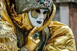 personne non identifiée portant des masques de carnaval au carnaval de venise à venise, italie, vers février 2022 photo